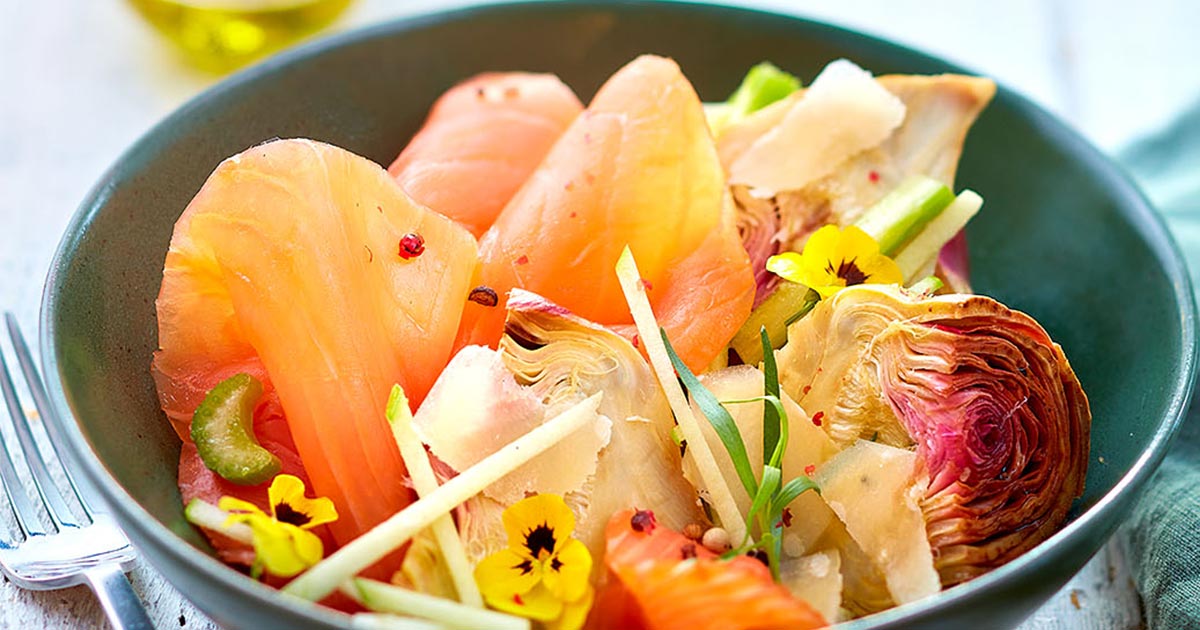 Recette de salade au saumon fumé bio et artichauts en entrée